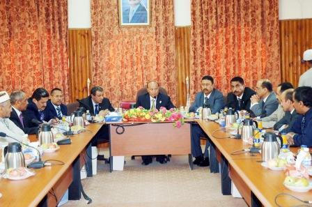 نائب الرئيس لدى لقائه الهيئة الادارية للمجلس المحلي واللجنة الأمنية بسيئون أمس